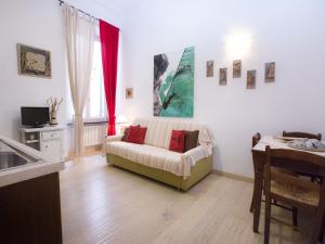 a living room with a couch and a table at A Ca Da Vaniglia in Monterosso al Mare