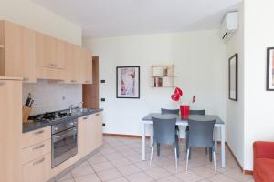 cocina con mesa y sillas en una habitación en Casa Marisa, en Malcesine