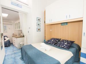 een kleine slaapkamer met een bed en een bureau bij A Ca Da Vaniglia in Monterosso al Mare