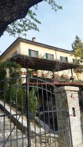 ein Gebäude mit einer Treppe vor einem Gebäude in der Unterkunft Locanda Giolica in Prato