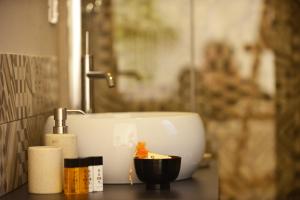 un bancone del bagno con lavandino e lavandino di Alloro&Gelsomino a Marsala