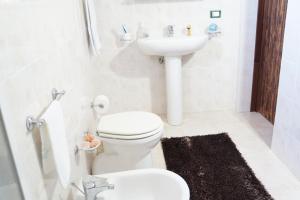 bagno con servizi igienici e lavandino di Casa Vacanza da Sara a Custonaci