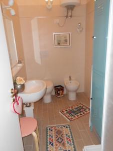 een badkamer met een wastafel en een toilet bij Il Cielo in Una Stanza in Ravenna