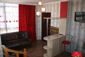 una sala de estar con un sofá y una mesa en Giorgi Apartment, en Tiflis 243 fotos más