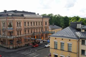 トゥルクにあるApartment Turku City Centerの建物が立ち並ぶ街路の上に吊るされた信号機