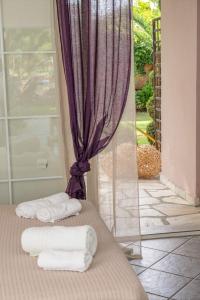 2 Handtücher auf einem Bett in einem Zimmer mit Fenster in der Unterkunft Garden House in Velika