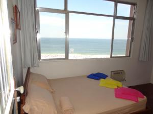 1 dormitorio con 1 cama y vistas a la playa en Oceanfront Copacabana, en Río de Janeiro