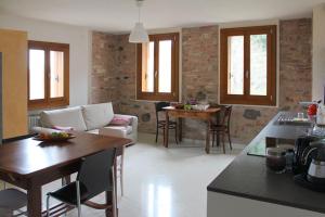 uma cozinha e sala de estar com um sofá e uma mesa em Antica Corte Leguzzano B&B em San Vito di Leguzzano