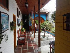 un patio de un edificio con sillas y plantas en Hotel Alcarraza, en Calima