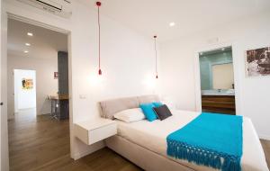 Un dormitorio blanco con una cama grande con toques azules en Vatican Kalasa Suite & Deluxe, en Roma