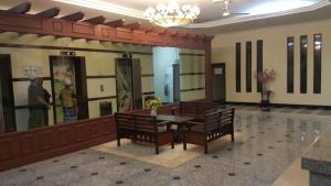uma sala de jantar com uma mesa e cadeiras e um lustre em Famosa D Savoy 3-Bedroom Condo in Alor Gajah em Malaca