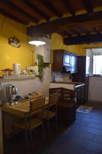 a kitchen with a table and chairs in a room at Appartamento Crete Senesi in Castelnuovo Berardenga