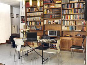 a room with a desk with a laptop and chairs at Domo Silvia E Paolo in Nuoro