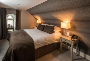 Llit o llits en una habitació de Heathmount Hotel