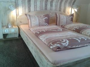 ein Bett mit zwei Kissen auf einem Zimmer in der Unterkunft Gästehaus Flensburg Engelsby in Flensburg