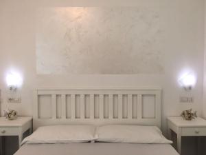 サンタ・ドメーニカにあるB&B A casa di Picciの白いテーブル2台とベッド1台が備わる白いベッドルーム1室 +171枚の写真