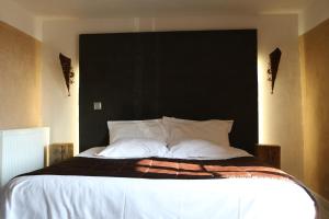 a bedroom with a large bed with a black headboard at Alex Factory Gites et Chambres d'hôtes Côte d'Opale in Wierre-Effroy