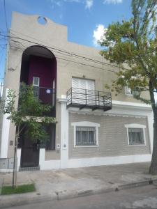 a building with a red door and a balcony at Soho Departamento Temporario in Santa Fe