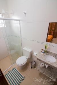 Pousada da Brisa في إيتانهايم: حمام مع مرحاض ومغسلة ومرآة