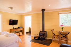 Μια τηλεόραση ή/και κέντρο ψυχαγωγίας στο Avalon Private Spa Villa with Beautiful Tree Views