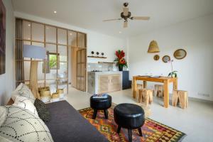 uma sala de estar com um sofá e uma mesa em Canggu Beach Apartments em Canggu