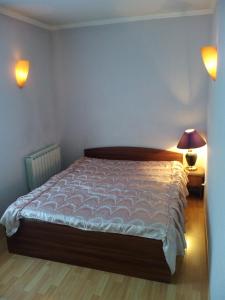 SalavatにあるАпартаменты для Двоихのベッドルーム1室(ベッド1台、壁に照明2つ付)