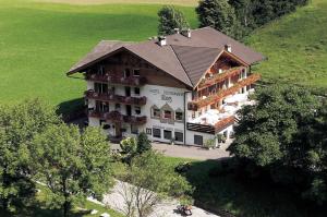 - une vue aérienne sur un grand bâtiment avec un balcon dans l'établissement Hotel Klotz, à San Leonardo in Passiria