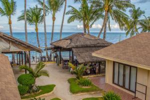 een uitzicht op een resort met palmbomen en de oceaan bij Levantin Boracay in Boracay