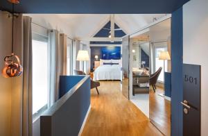 チューリッヒにあるホテル ゼーホフのベッドとデスクが備わるホテルルームです。