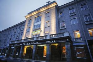 un edificio con un hotel sulla strada di Oktyabrskaya a Pskov