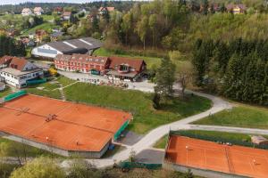 una vista aérea de un edificio con techo naranja en Hotel & Tennis Riederhof, en Mantscha