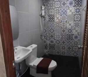 A bathroom at Alinda Resort