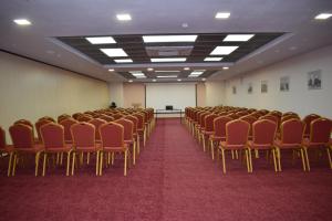 einen Konferenzraum mit Stühlen und einem Whiteboard darin in der Unterkunft Gostinitsa Grinn in Kursk