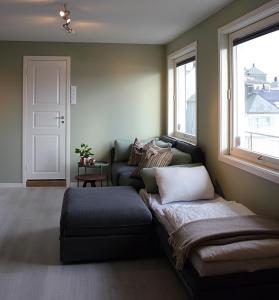 ein Wohnzimmer mit einem Sofa und einem Fenster in der Unterkunft City View Studio Apartment in Ålesund