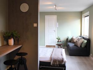 ein Wohnzimmer mit einem Bett und einem Sofa in der Unterkunft City View Studio Apartment in Ålesund