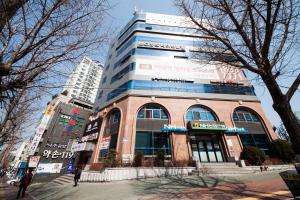 a tall building in the middle of a city at Seoul Grand Hostel EWHA Univ in Seoul