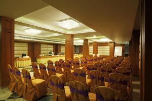 einen Konferenzraum mit Stühlen und einem Tisch darin in der Unterkunft Hotel D Courtyard in Guwahati