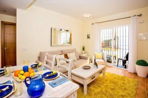 een woonkamer met een tafel en een bank bij The Old Town Apartment in Marbella