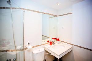 een witte badkamer met een wastafel en een douche bij The Old Town Apartment in Marbella +19 foto's