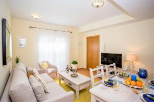 een woonkamer met een bank en een tafel bij The Old Town Apartment in Marbella