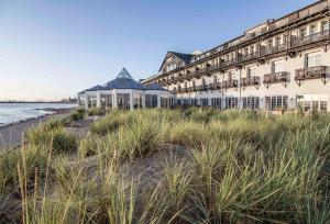 un hôtel sur la plage à côté de l'océan dans l'établissement Marienlyst Strandhotel, à Elseneur