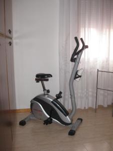 rower treningowy w pokoju z oknem w obiekcie Da Lorella w mieście Gabicce Mare