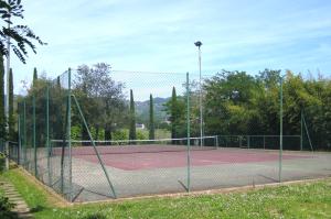 Comodidades para jogar ténis e squash em La Pescaia Casa Vacanza ou nas proximidades