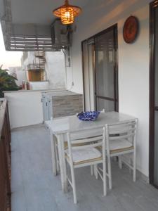 una mesa blanca y sillas en un patio en Manfredonia - Ippocampo Seaside Home, en Ippocampo