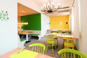 Ein Sitzbereich in der Unterkunft Hey Lou Hotel Piding