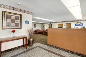 Postel nebo postele na pokoji v ubytování Days Inn by Wyndham Staunton