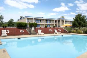 Bazén v ubytování Days Inn by Wyndham Staunton nebo v jeho okolí