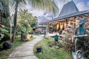 een standbeeld van een beer voor een gebouw bij Wayang Retreat in Canggu
