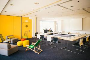 ein Konferenzraum mit einem langen Tisch und Stühlen in der Unterkunft Vienna House Easy by Wyndham Berlin Prenzlauer Berg in Berlin