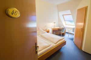 Postel nebo postele na pokoji v ubytování Hotel Zum kühlen Grunde